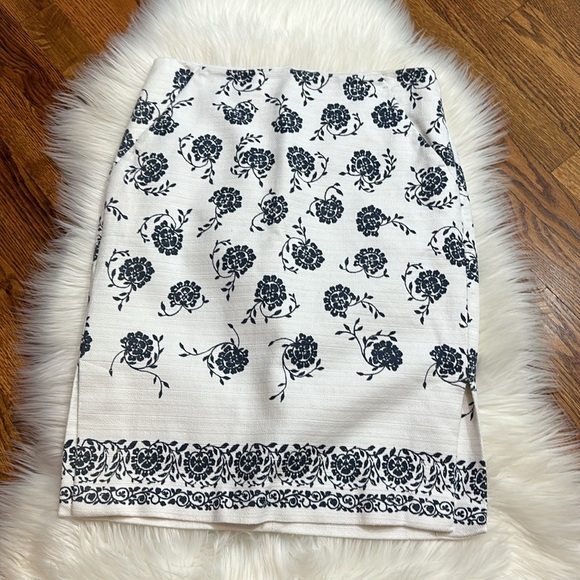 LOFT White Blue Floral Pencil Skirt - Picture 2 of 5